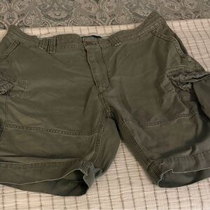 Ralph Lauren Men's Olive Green Cargo Shorts. Size: 38